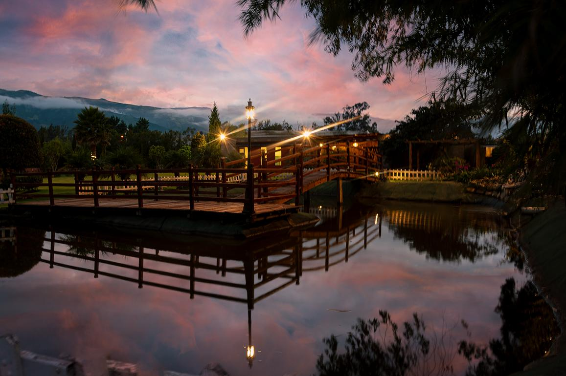 Puente de madera iluminado al atardecer en el Valle
