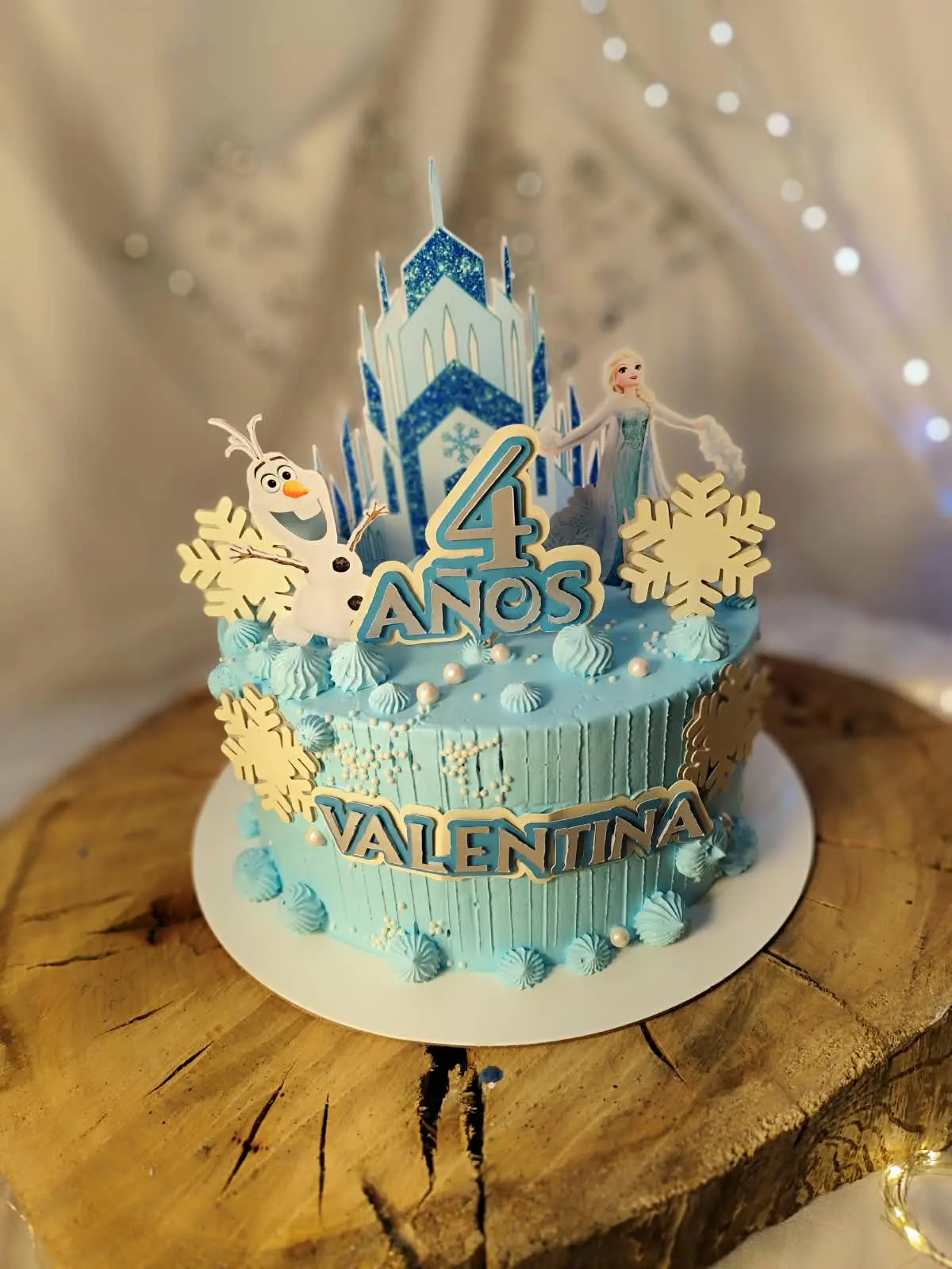 Pastel infantil de Frozen con Elsa, Olaf y copos de nieve