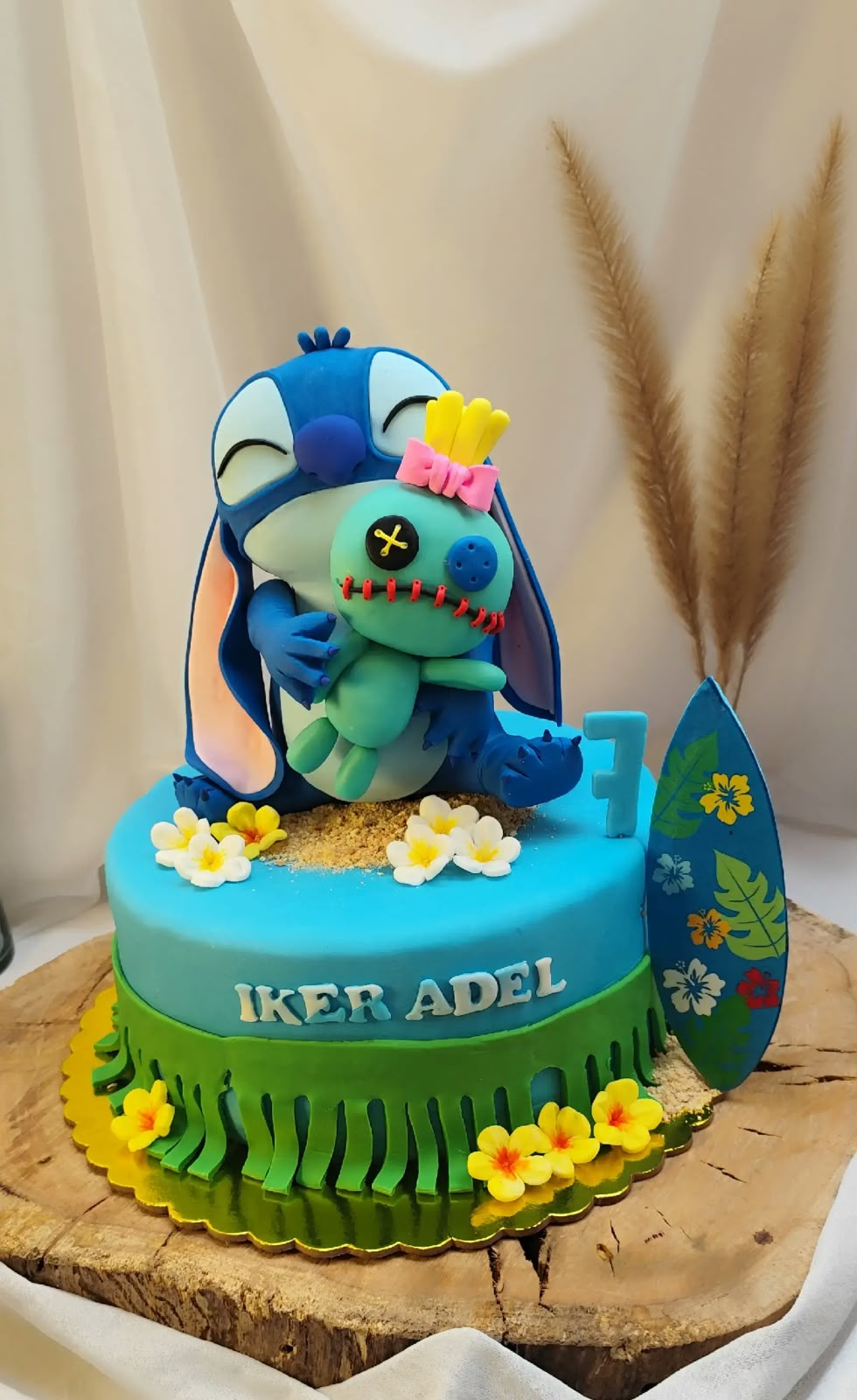 Pastel temático de Stitch con relleno y decoración tropical