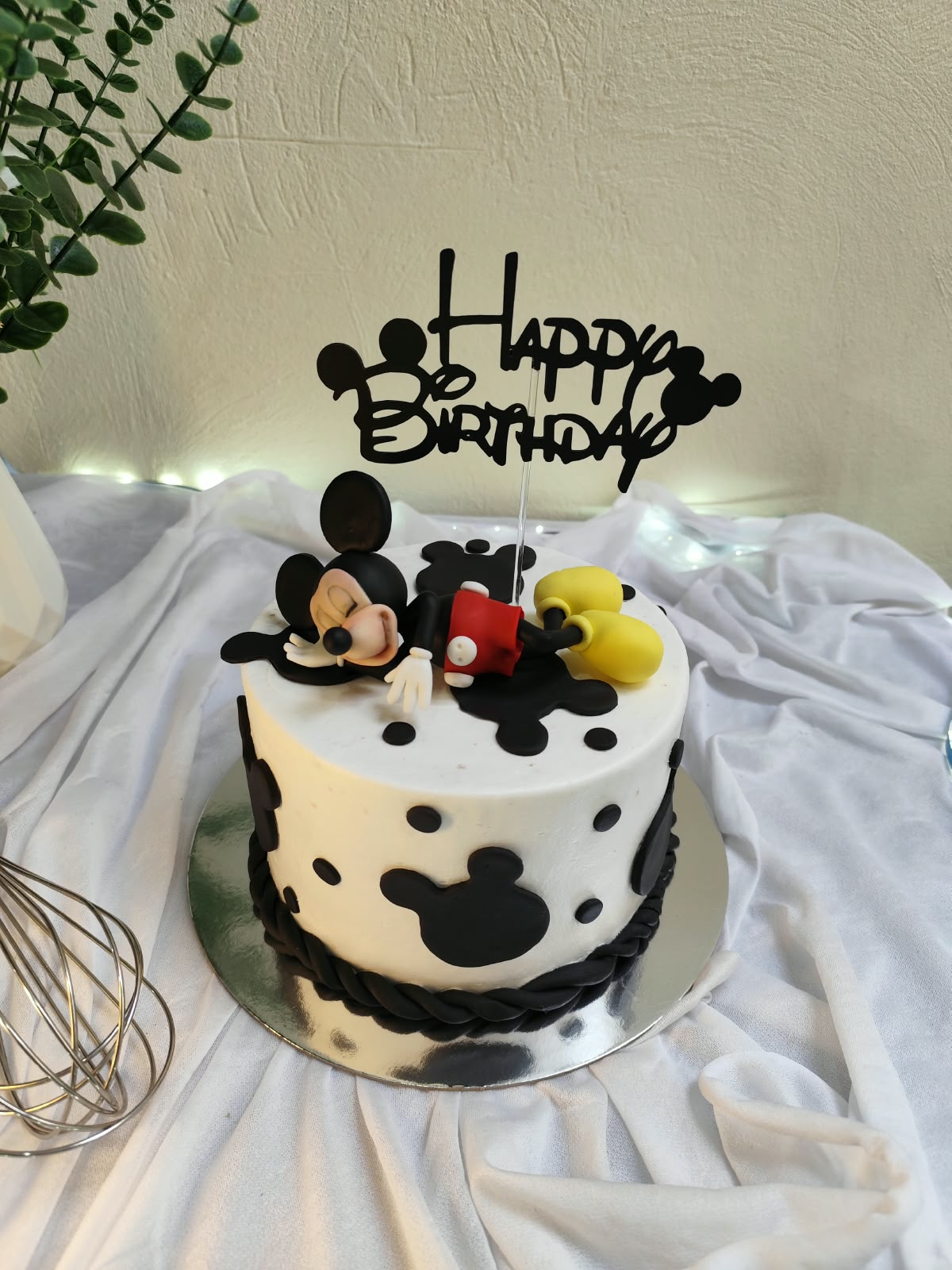 Pastel de cumpleaños decorado con figura de Mickey Mouse