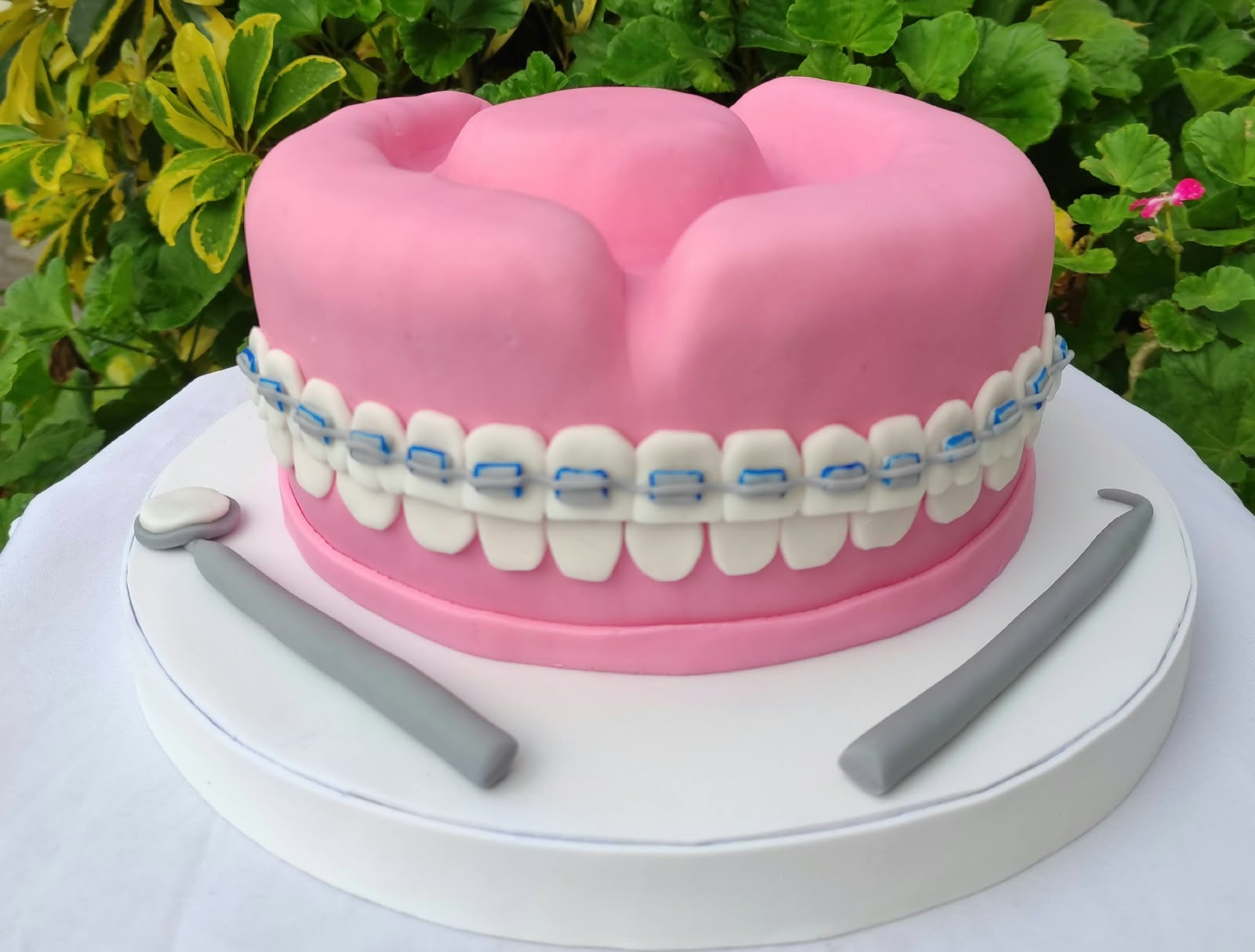 Torta personalizada con forma de dentadura con brackets