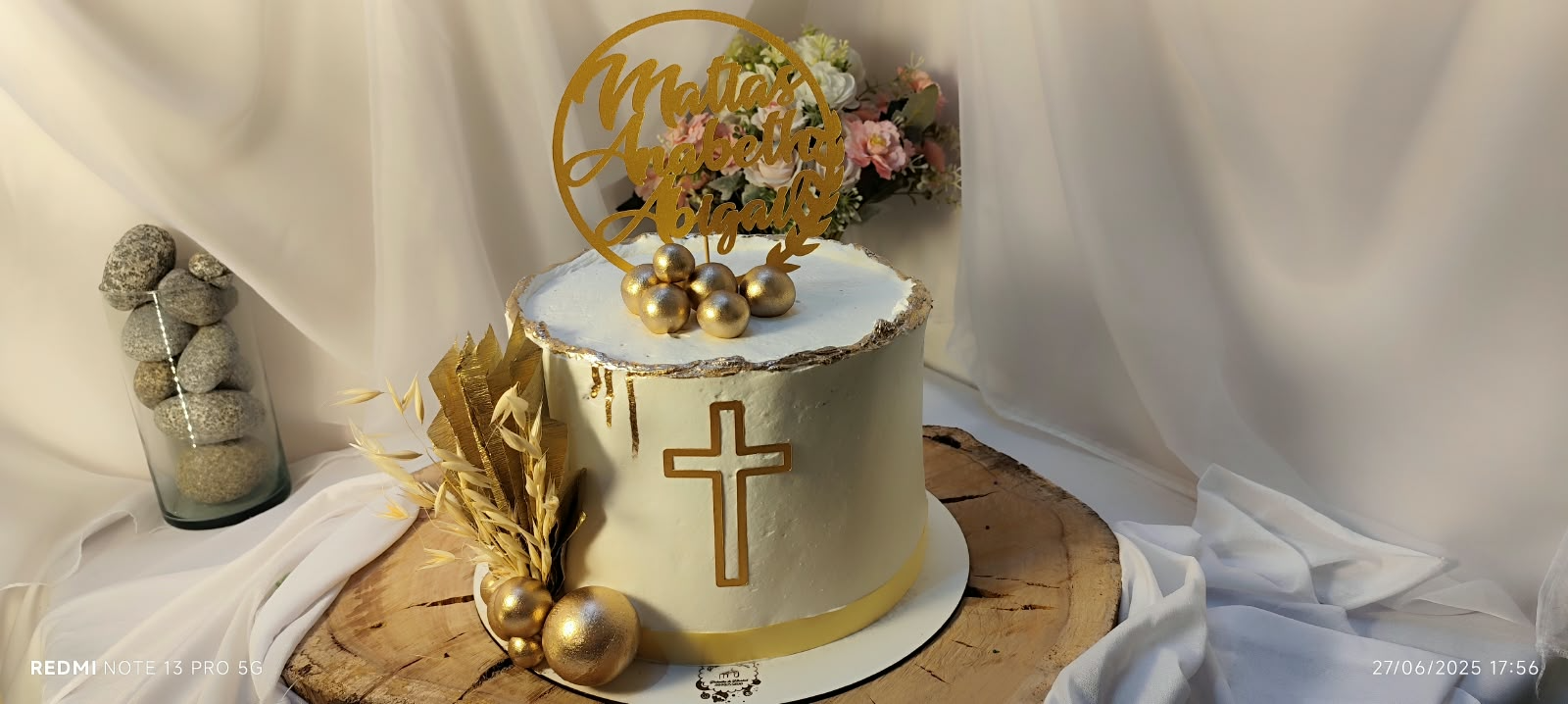 Pastel de primera comunión blanco con cruz y esferas doradas