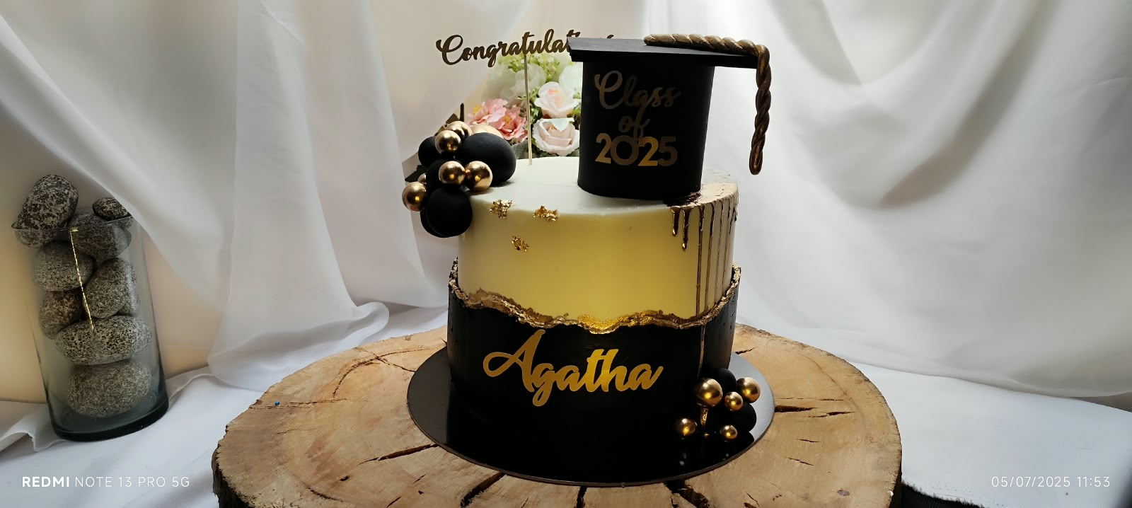 Pastel de graduación negro y dorado con birrete Class of 2025